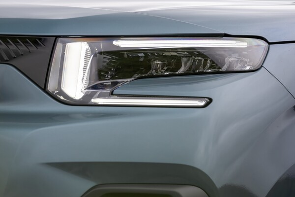 Primer plano del faro que resalta la tecnología de iluminación del ë-Berlingo. Primer plano del faro que resalta la tecnología de iluminación del ë-Berlingo.