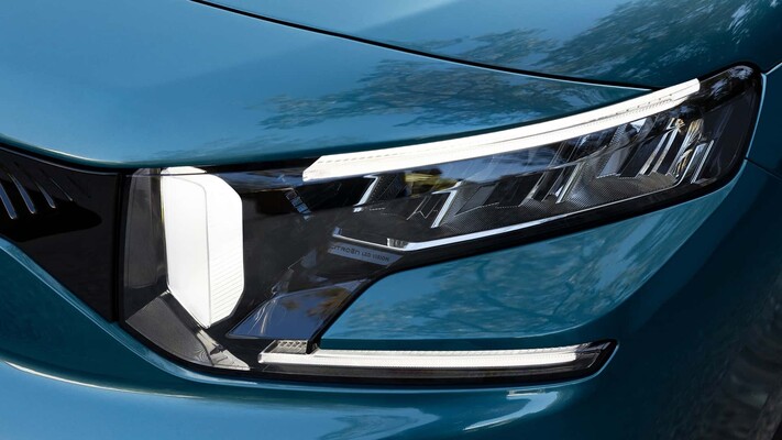 Foco LED del Citroën ë-Berlingo, destacando diseño y tecnología de iluminación. Foco LED del Citroën ë-Berlingo, destacando diseño y tecnología de iluminación.