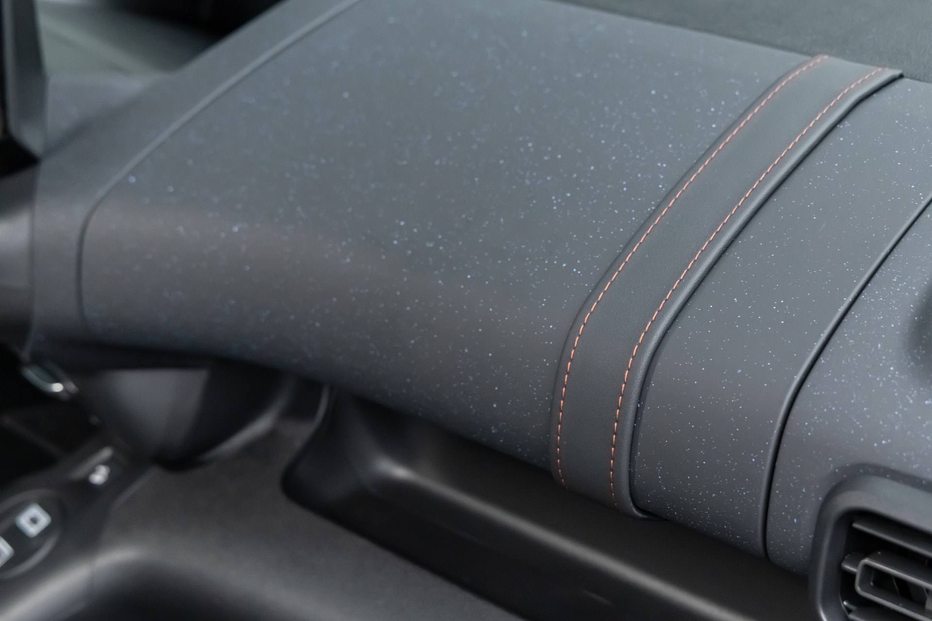 Imagen del apoyabrazos central mostrando la calidad de los materiales y acabados.