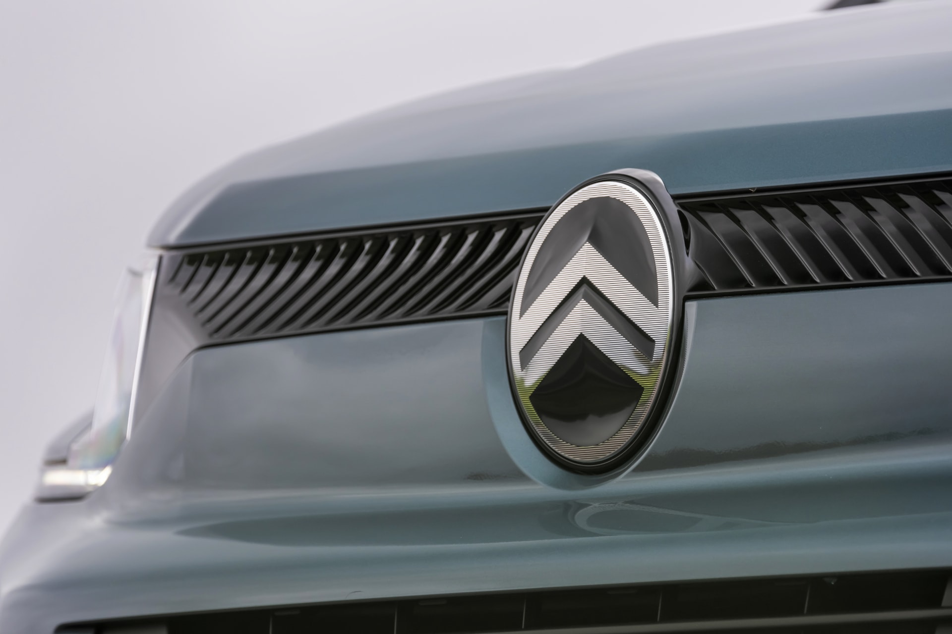 El emblema de Citroën se destaca en la parrilla delantera en una vista cercana.