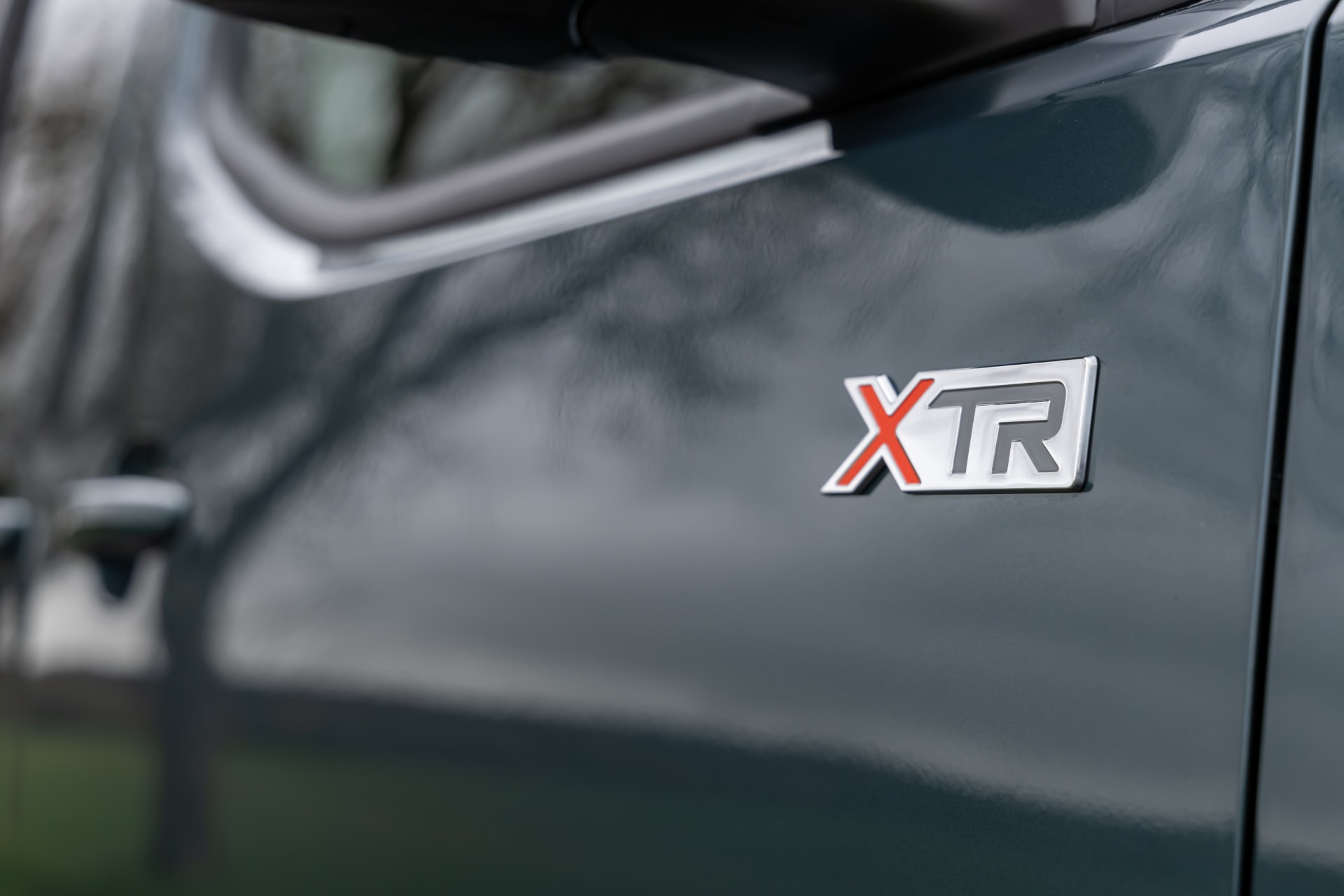 Vista del emblema XTR en la carrocería lateral del Citroën ë-Berlingo.