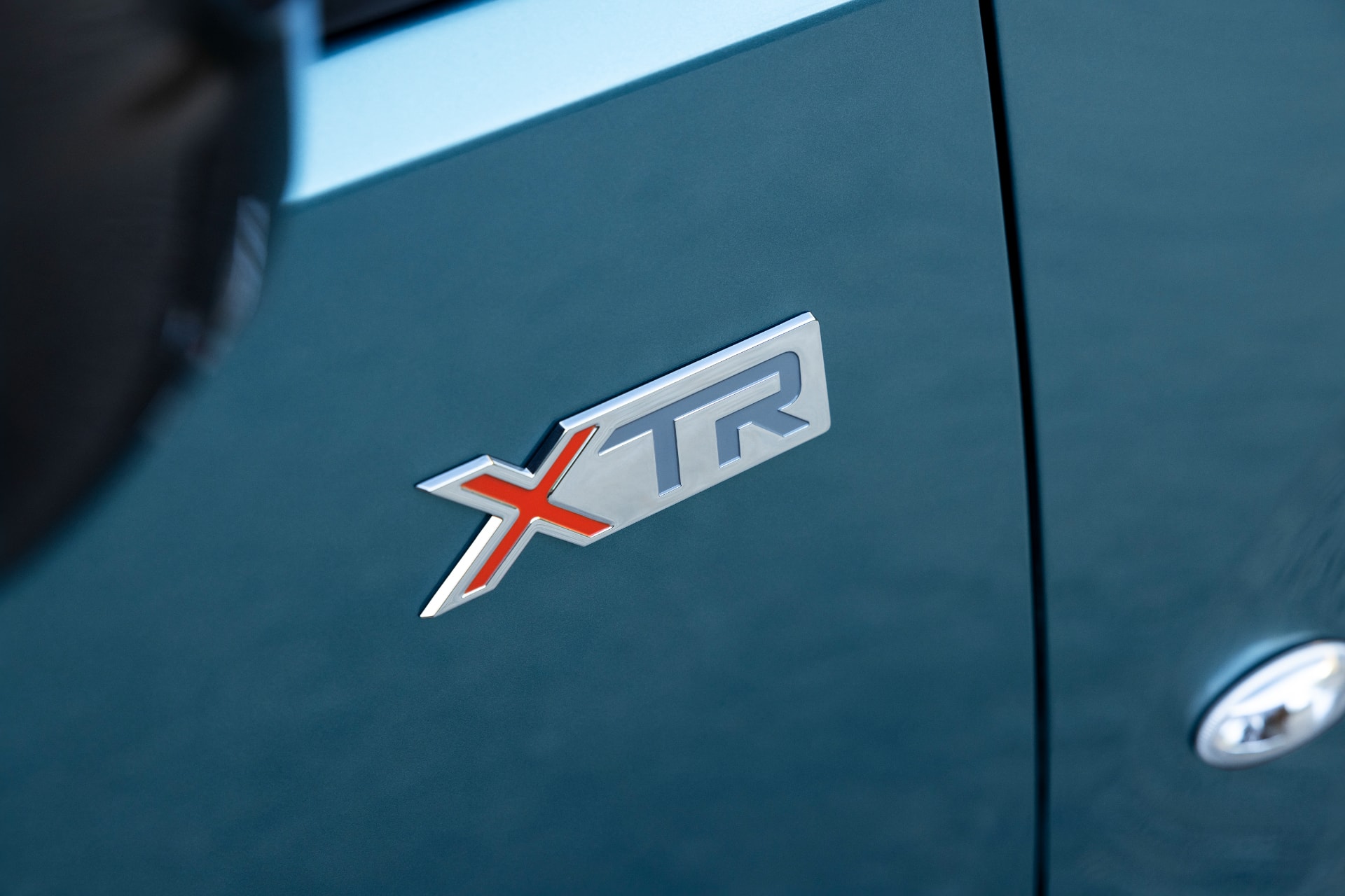 Detalle del emblema XTR en el lateral del Citroën ë-Berlingo.