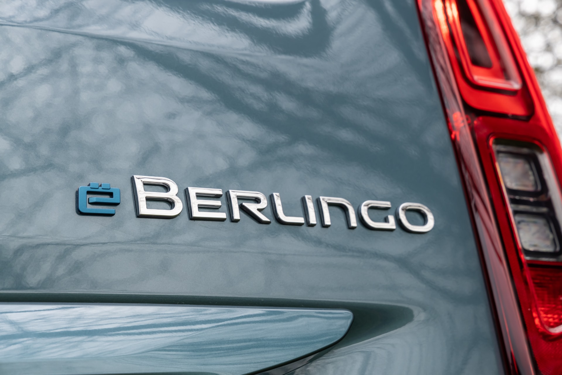 Detalle del emblema de modelo ë-Berlingo en el vehículo.