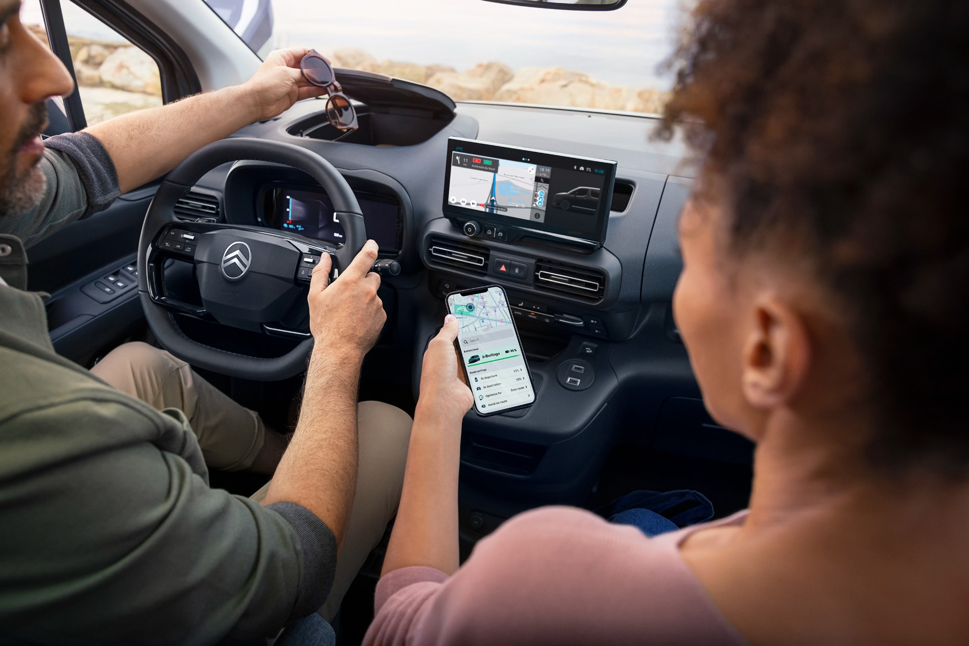 Vista del salpicadero enfocando en la interacción tecnológica y conectividad.