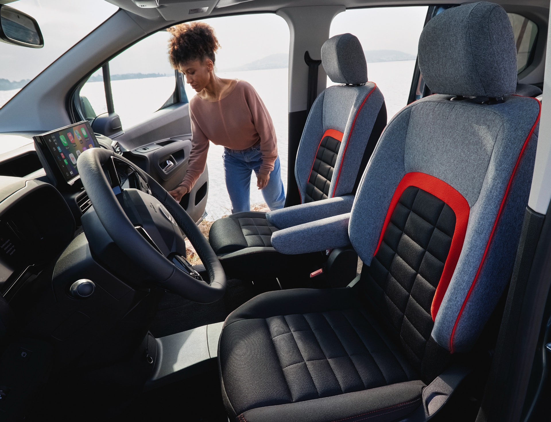 Visión del espacio del conductor y pasajero, destacando el confort y diseño de los asientos.
