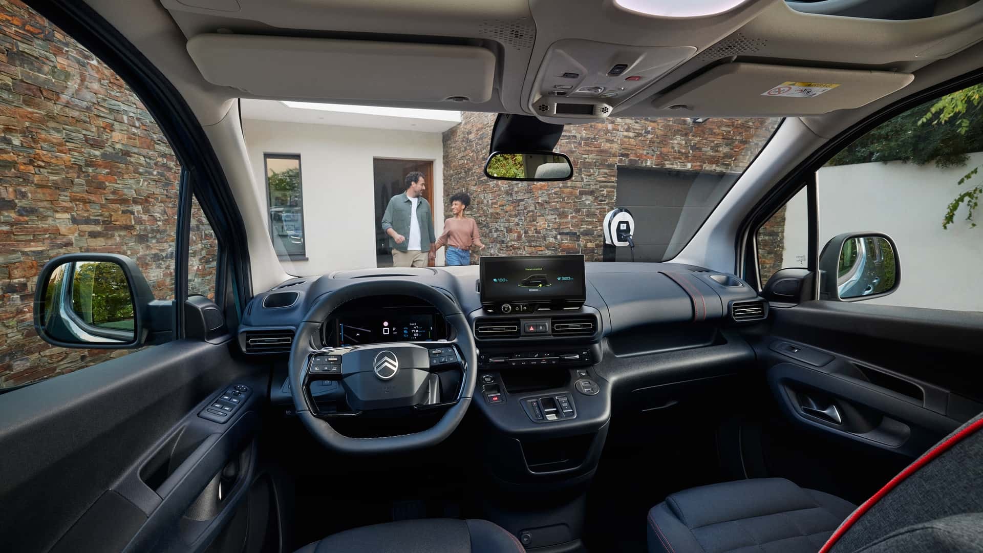 Espacio interior del Citroën ë-Berlingo con vista de asientos y salpicadero.