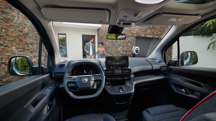 Espacio interior del Citroën ë-Berlingo con vista de asientos y salpicadero. Espacio interior del Citroën ë-Berlingo con vista de asientos y salpicadero.