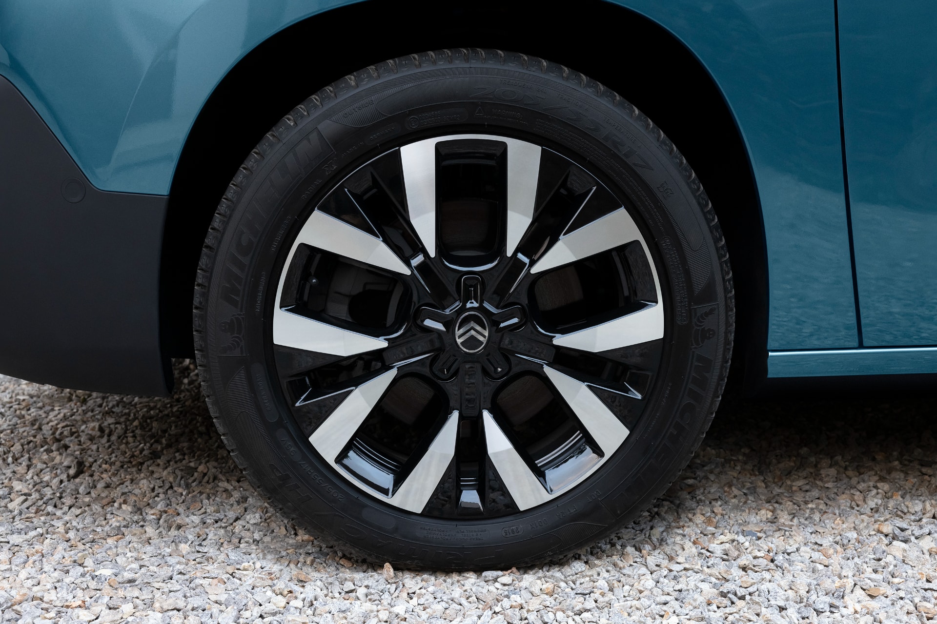 Primer plano de la llanta del vehículo eléctrico, mostrando su diseño.