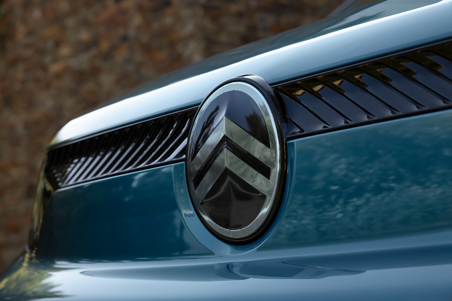 Primer plano del logotipo de Citroën en la parrilla del ë-Berlingo.