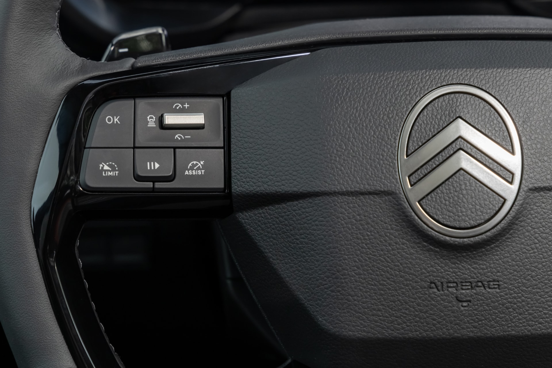Vista del mando en el volante del Citroën ë-Berlingo.