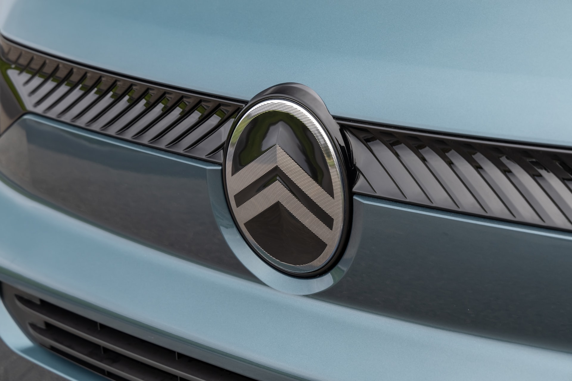 Enfoque en el emblema de Citroën en la parrilla, símbolo icónico de la marca.