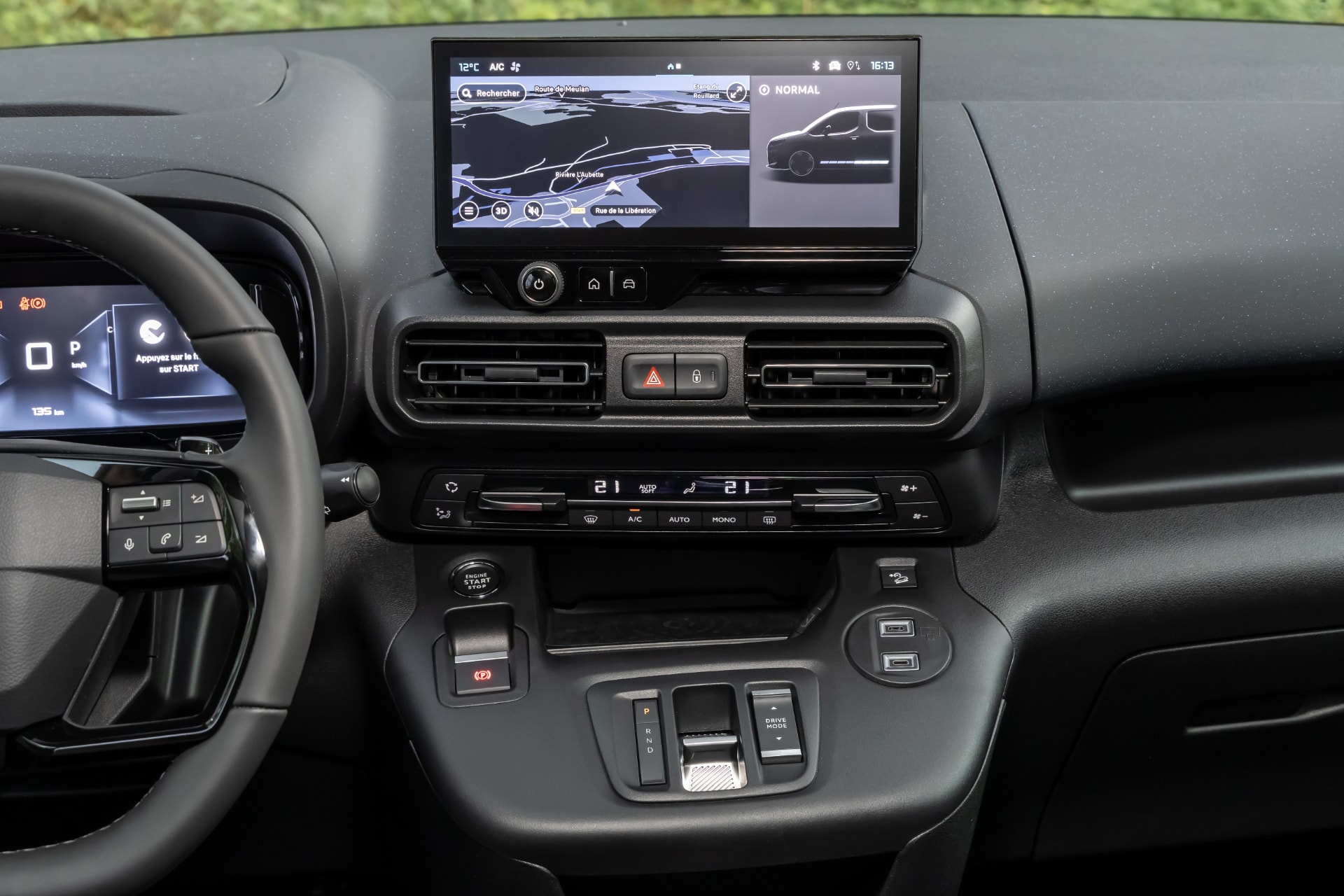 Vista del sistema de infotainment y controles del clima del Citroën ë-Berlingo.