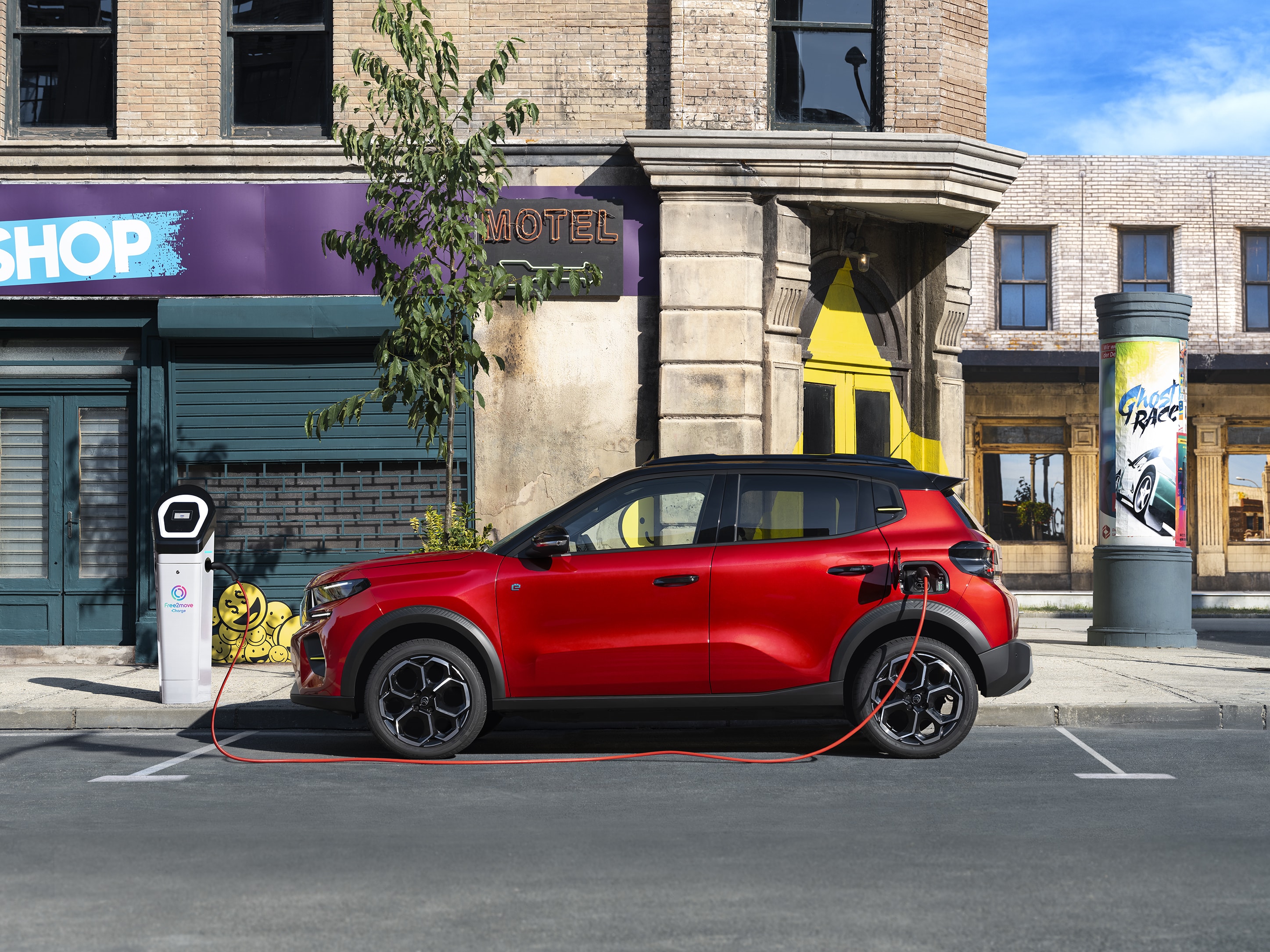 El Citroën ë-C3 cargando su batería eléctrica muestra su perfil y punto de carga.