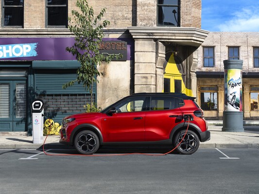 El Citroën ë-C3 cargando su batería eléctrica muestra su perfil y punto de carga. El Citroën ë-C3 cargando su batería eléctrica muestra su perfil y punto de carga.