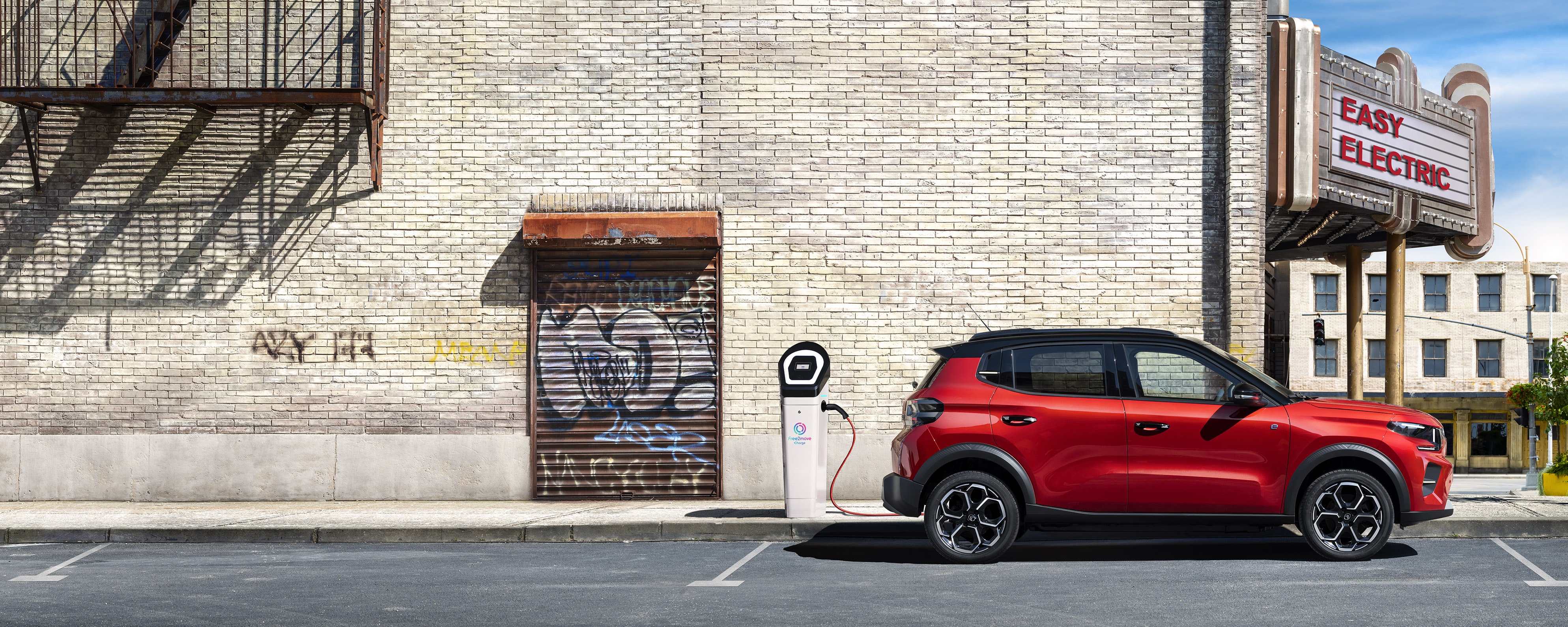 Imagen lateral del Citroën ë-C3 estacionado en entorno urbano, resaltando su silueta.