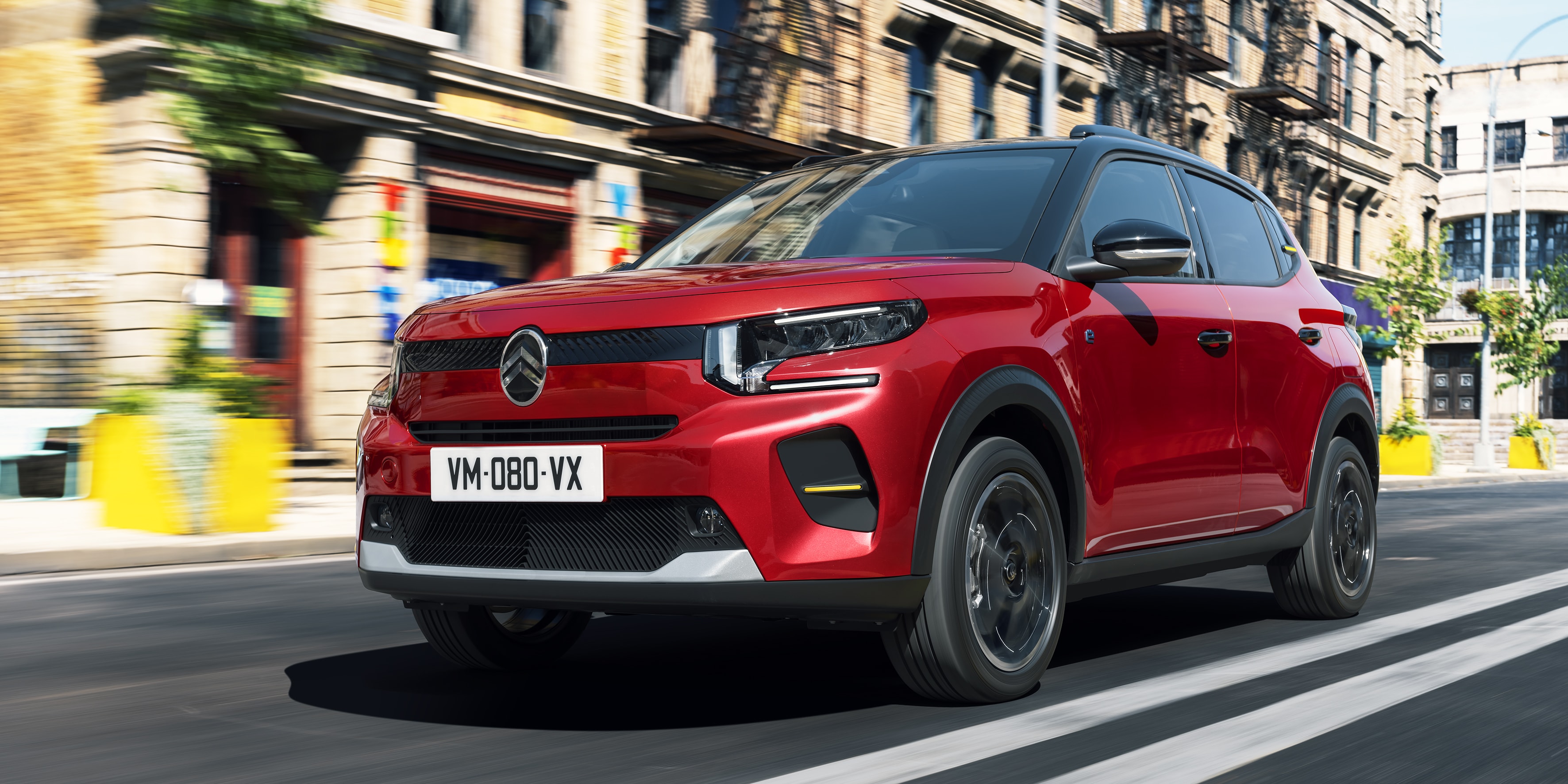 Imagen en movimiento del frontal del Citroën ë-C3, enfatizando su aspecto eléctrico y moderno.