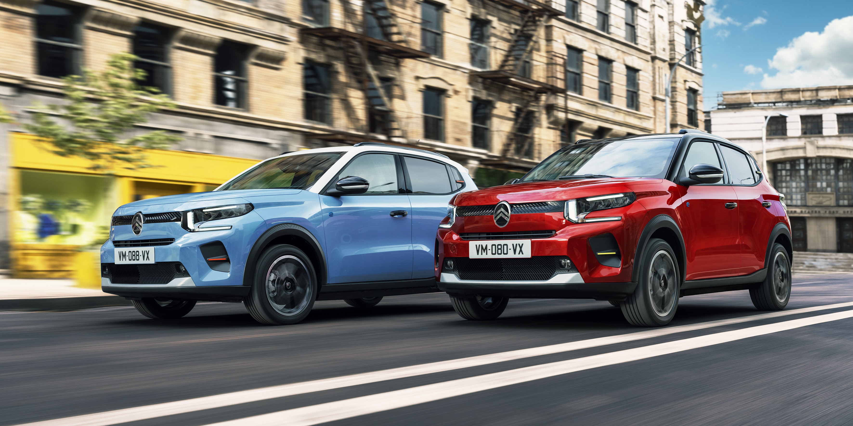 Comparativa en movimiento del Citroën ë-C3 con su contraparte, subrayando su diseño eléctrico.