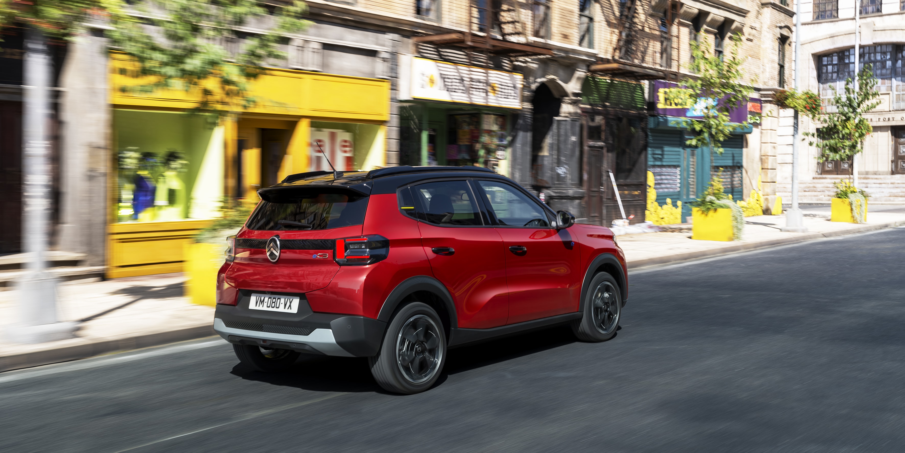 Vista trasera del Citroën ë-C3 en circulación, destacando su moderno diseño y luces LED.