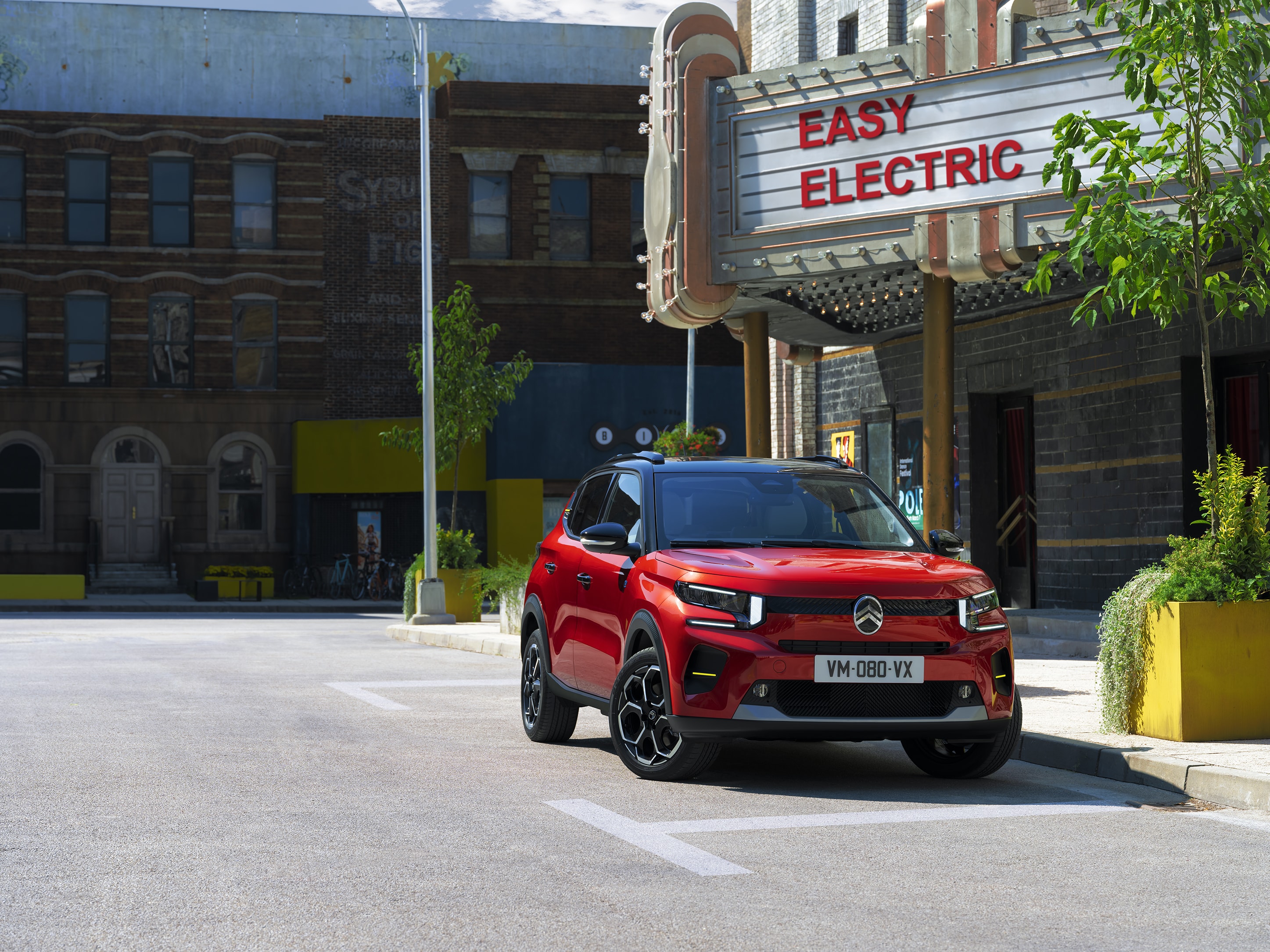 Vista dinámica del Citroën ë-C3 circulando, destacando su diseño frontal y perfil.