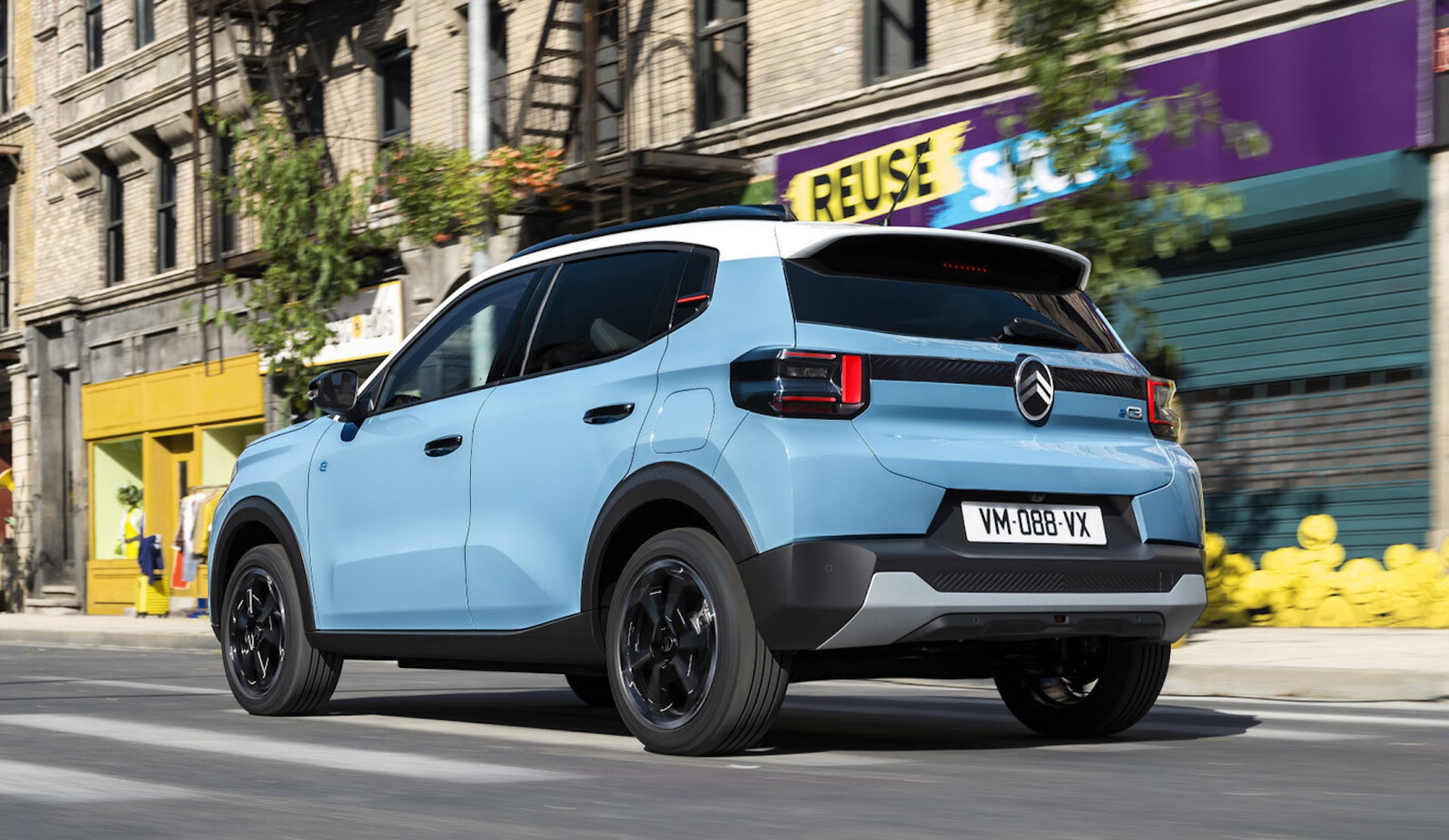 Diseño trasero del Citroën ë-C3 destacando la línea lateral y ópticas.