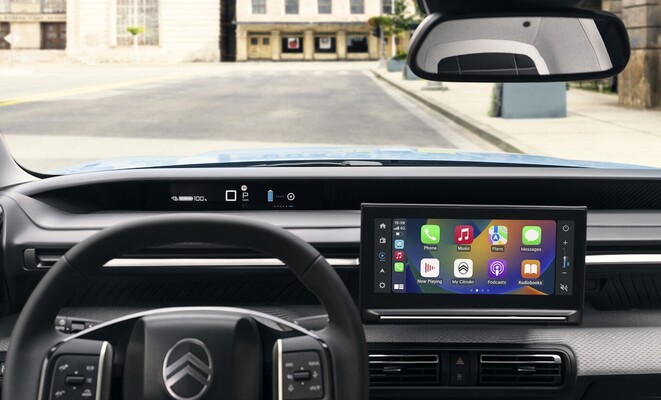 Vista del salpicadero con pantalla táctil interactiva en Citroën ë-C3. Vista del salpicadero con pantalla táctil interactiva en Citroën ë-C3.