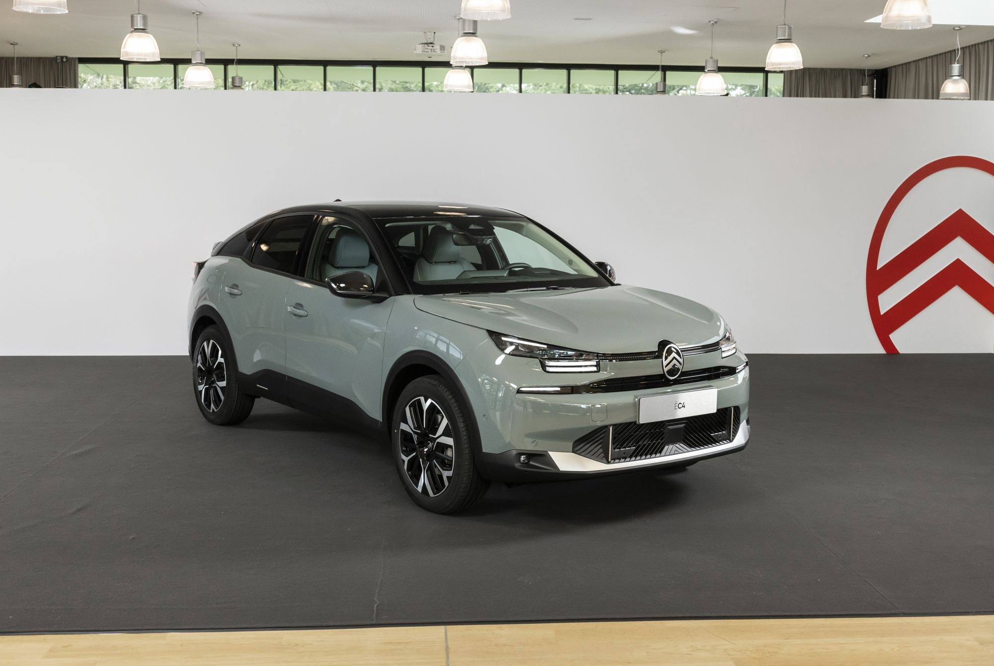 Vista del Citroën C4 eléctrico en un entorno elegante, diseño destacado.