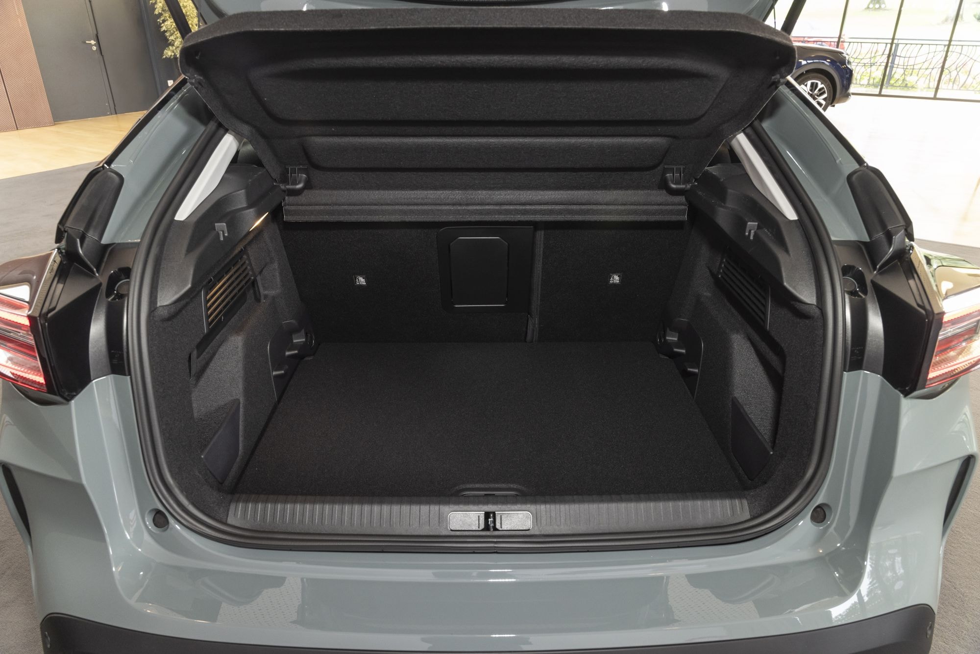 Asientos delanteros del Citroën C4 eléctrico, con un toque moderno y ergonómico.