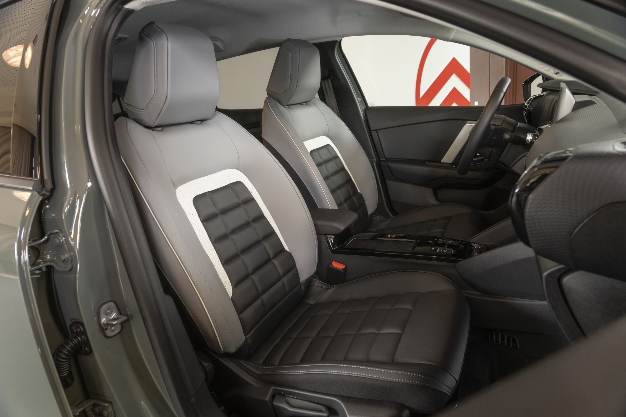 Vista del panel lateral de la parte inferior del Citroën C4 eléctrico, con diseño sofisticado.