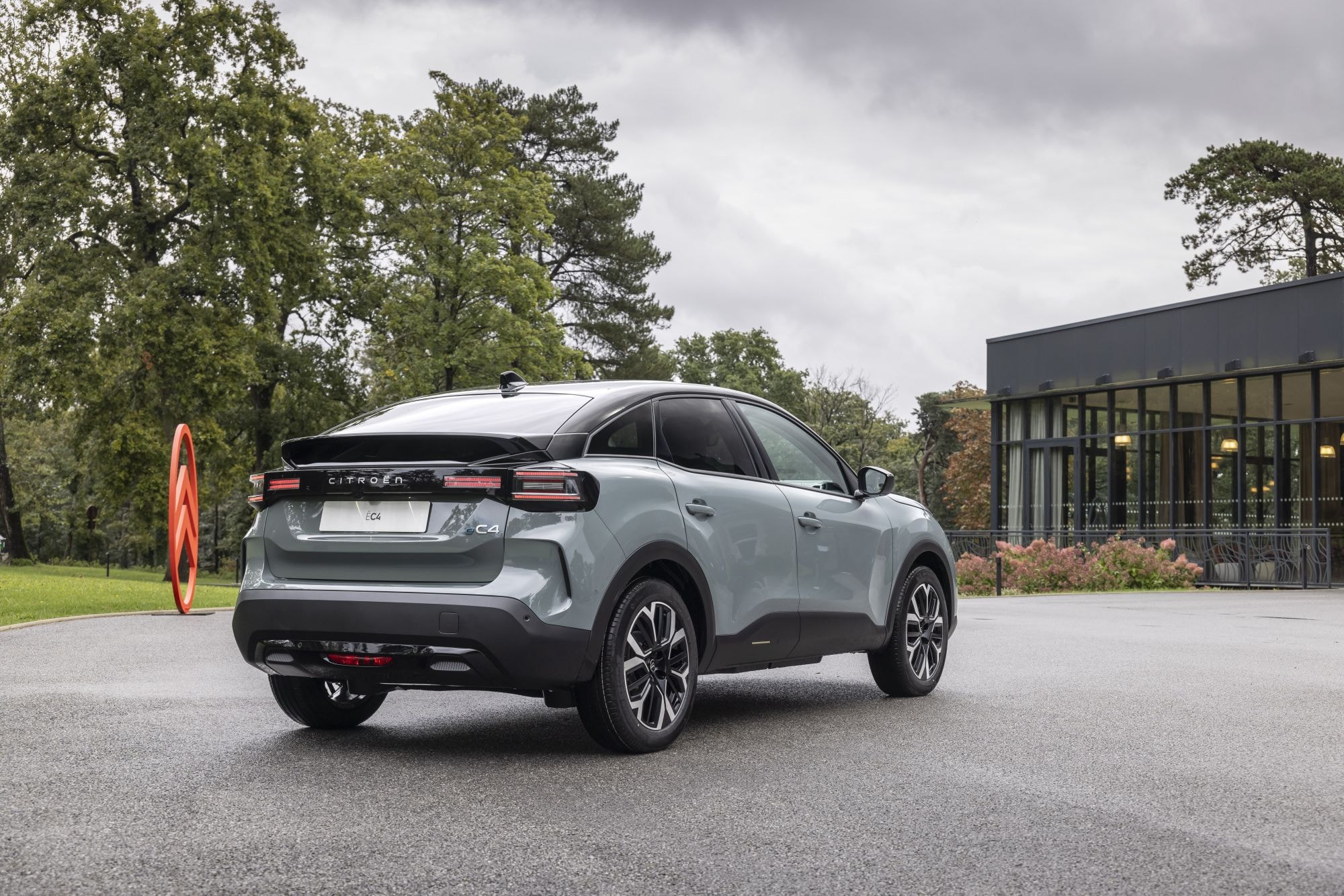 Vista detallada de las luces traseras del Citroën C4 eléctrico.
