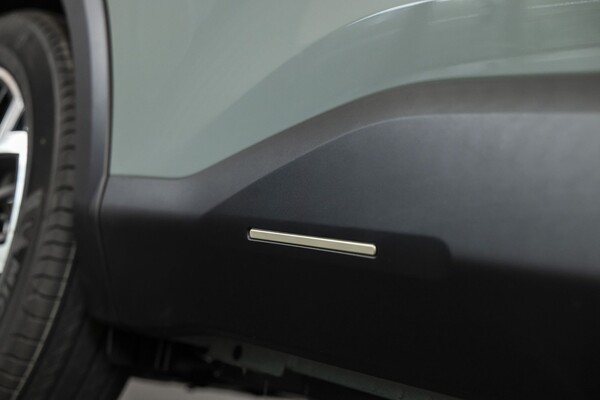 Detalle de la moldura lateral del Citroën C4 eléctrico, resaltando su diseño distintivo. Detalle de la moldura lateral del Citroën C4 eléctrico, resaltando su diseño distintivo.