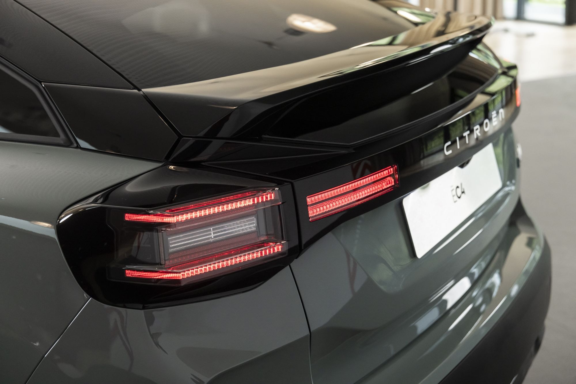 Vista frontal del Citroën C4 eléctrico, mostrando su atractivo diseño.