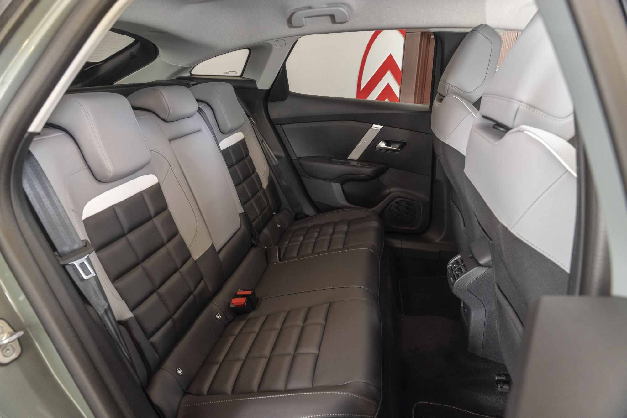 Primer plano del logotipo del Citroën C4 eléctrico, símbolo de la marca.