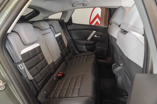 Primer plano del logotipo del Citroën C4 eléctrico, símbolo de la marca. Primer plano del logotipo del Citroën C4 eléctrico, símbolo de la marca.