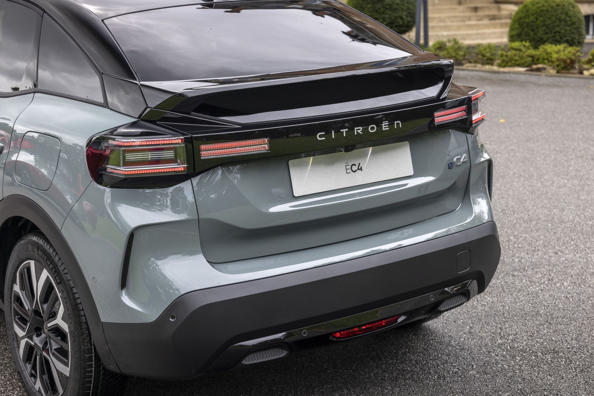 Vista trasera del Citroën C4 eléctrico mostrando su diseño aerodinámico