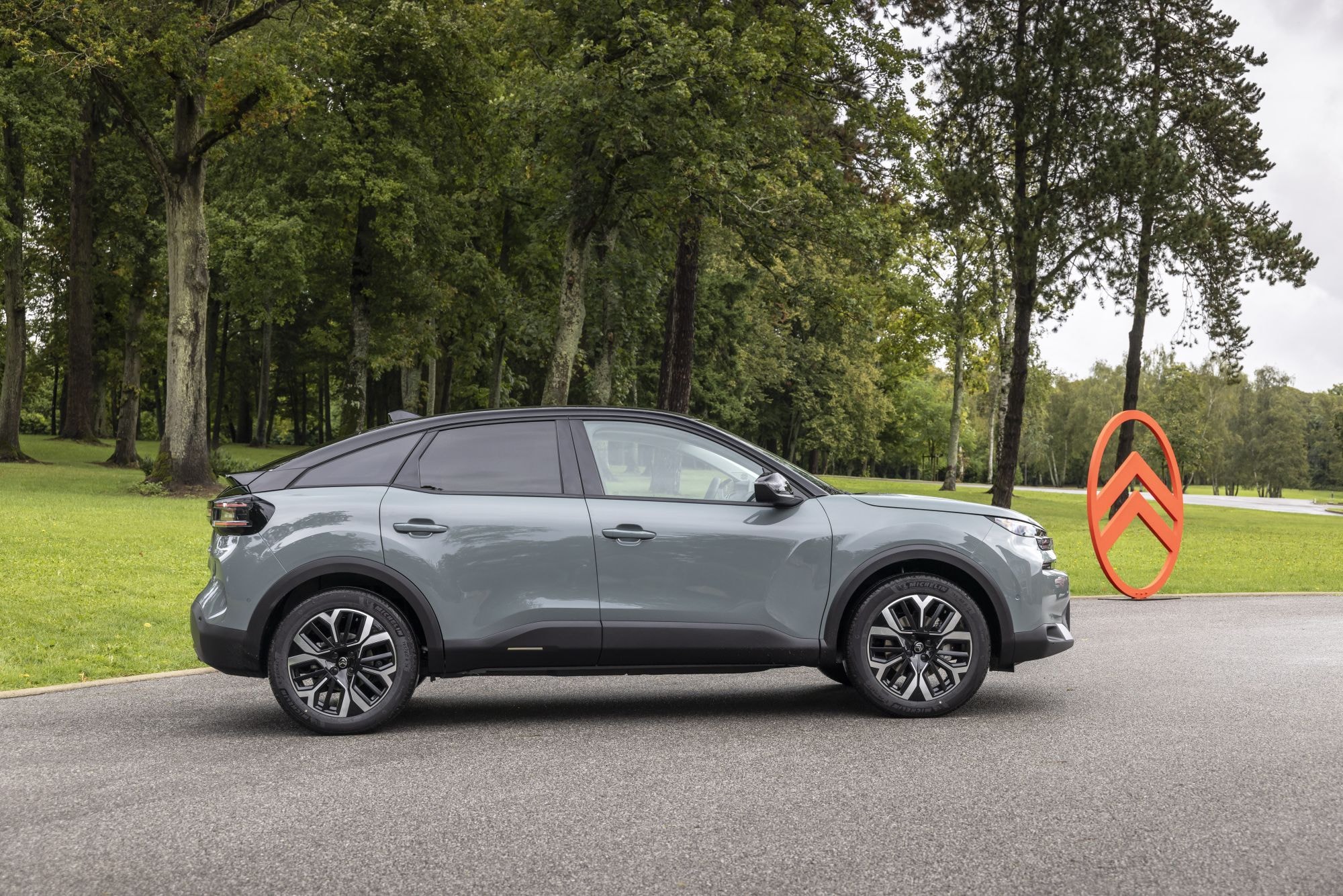 Perspectiva trasera completa del Citroën C4 eléctrico, destacando su diseño.