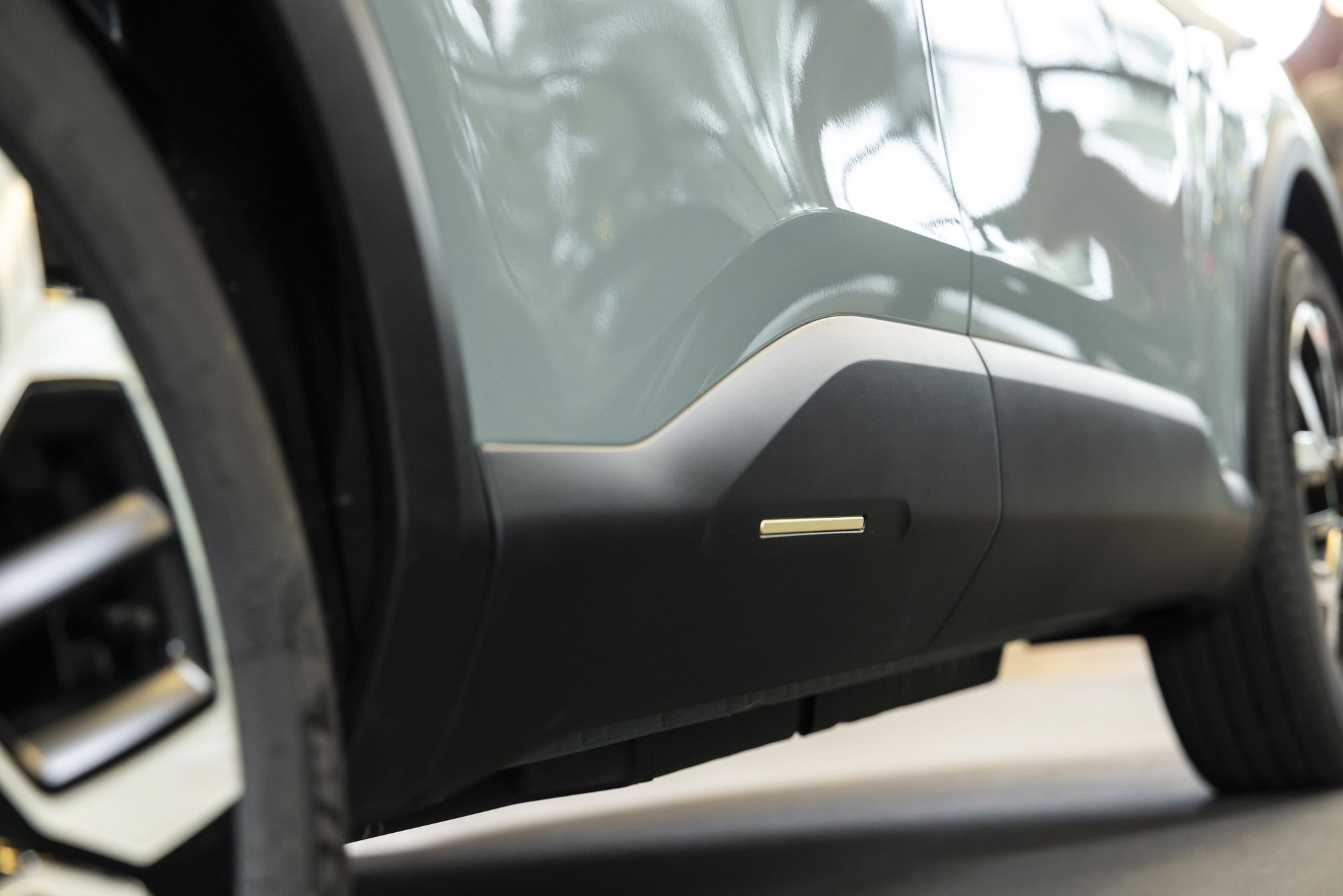 Vista trasera del Citroën C4 eléctrico, con un diseño aerodinámico e innovador.