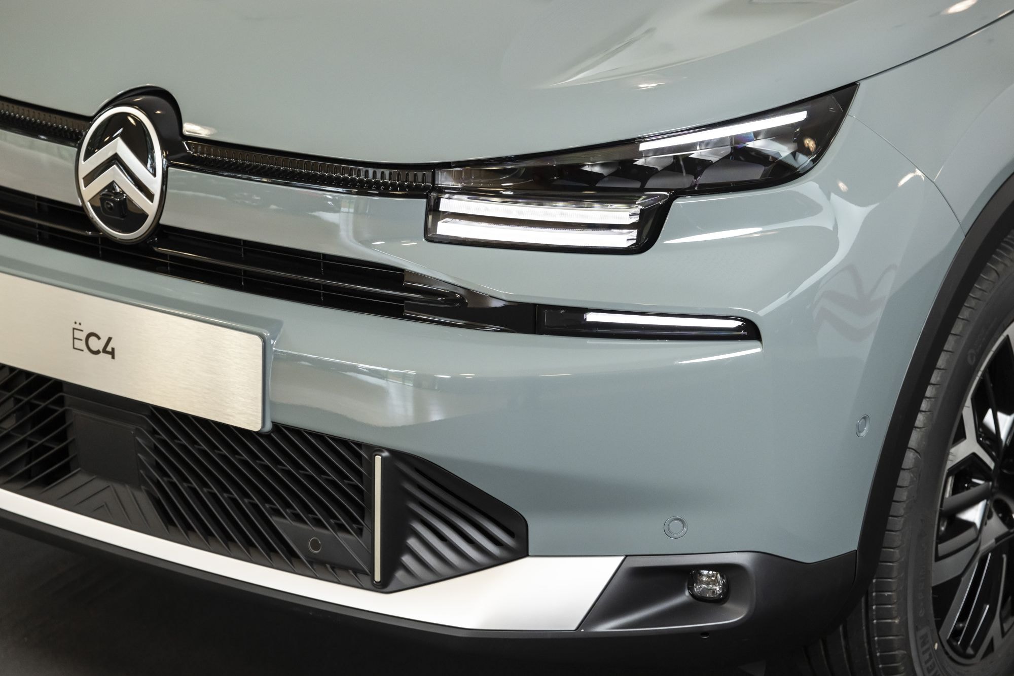 Primer plano del frontal del Citroën C4 eléctrico, con estilo moderno.
