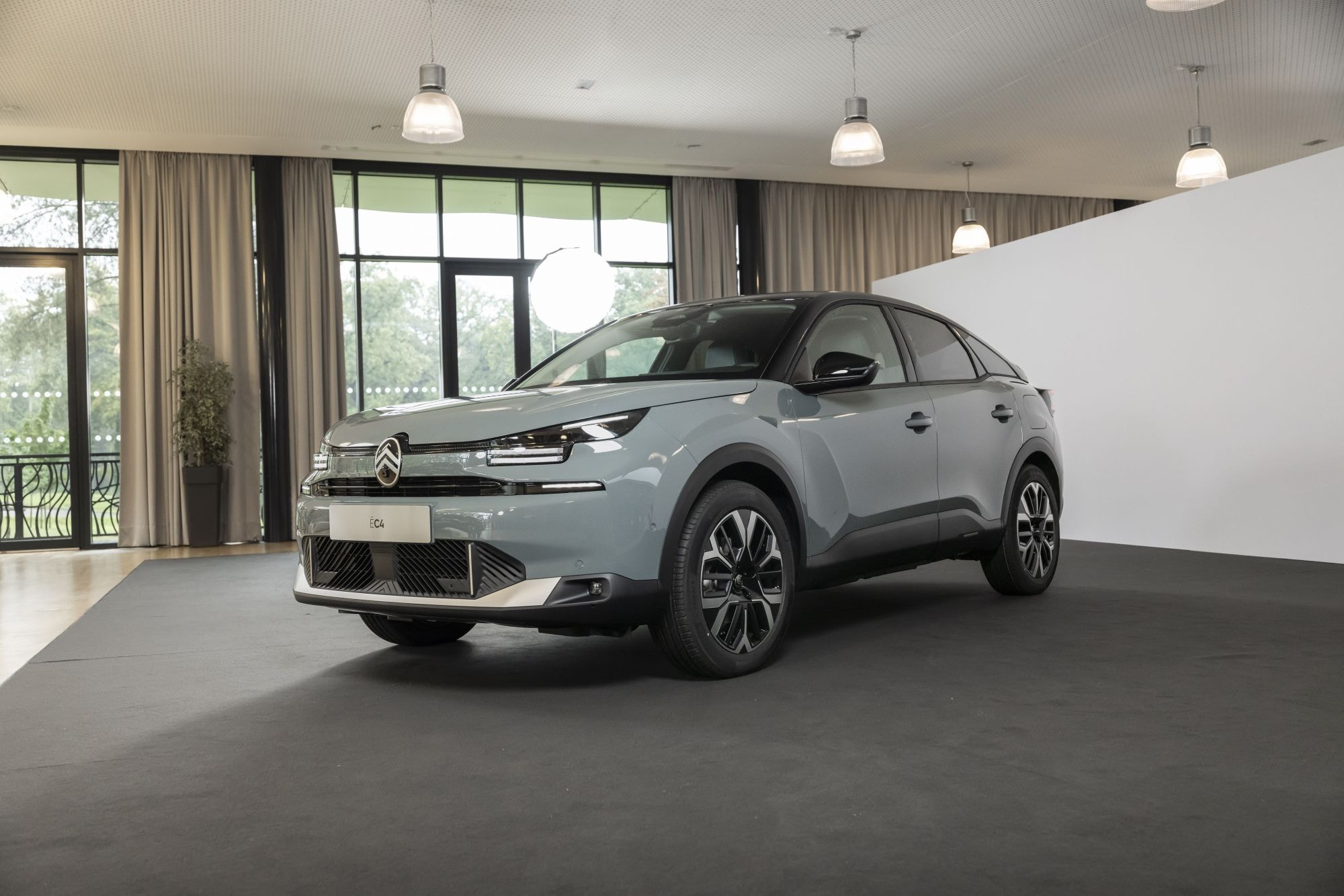 Frontal del Citroën C4 eléctrico, destacando su llamativo diseño.