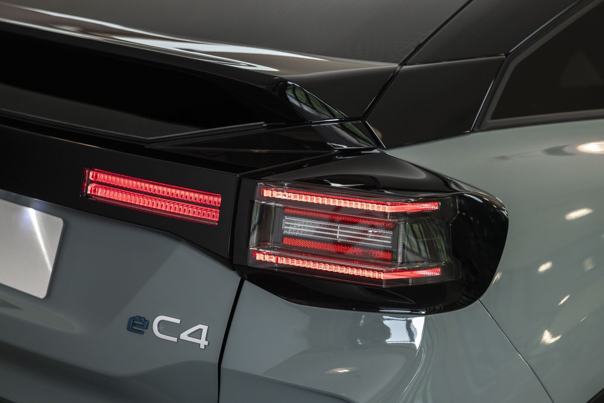 Perfil lateral del Citroën C4 eléctrico mostrando su diseño estilizado.