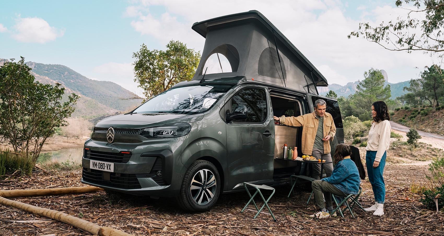 Citroën Holidays preparado para camping, techo elevable y espacio recreativo.