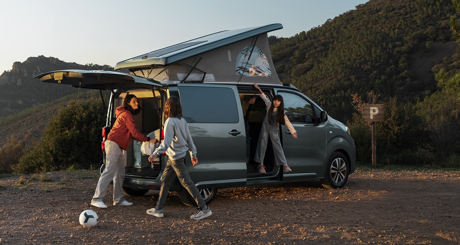 Práctica apertura lateral y techo elevable, ideal para actividades al aire libre.