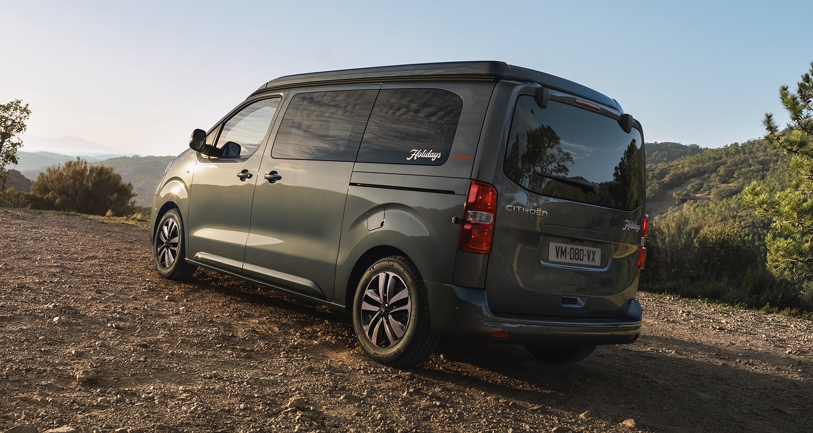 Vista trasera y lateral del Citroën Holidays resaltando su diseño.