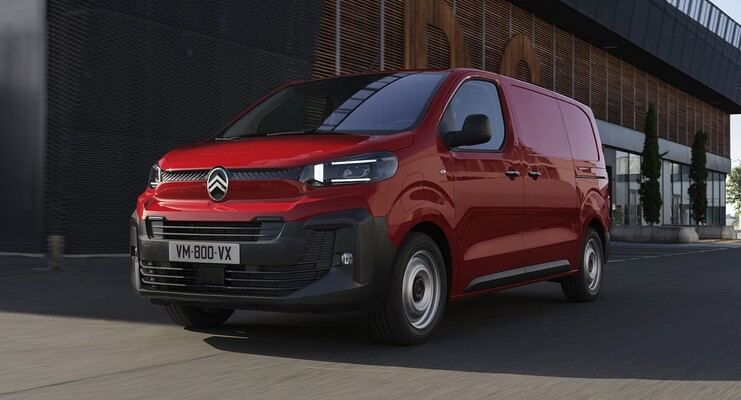 Vista dinámica del Citroën Jumpy eléctrico, mostrando su perfil y frontal.