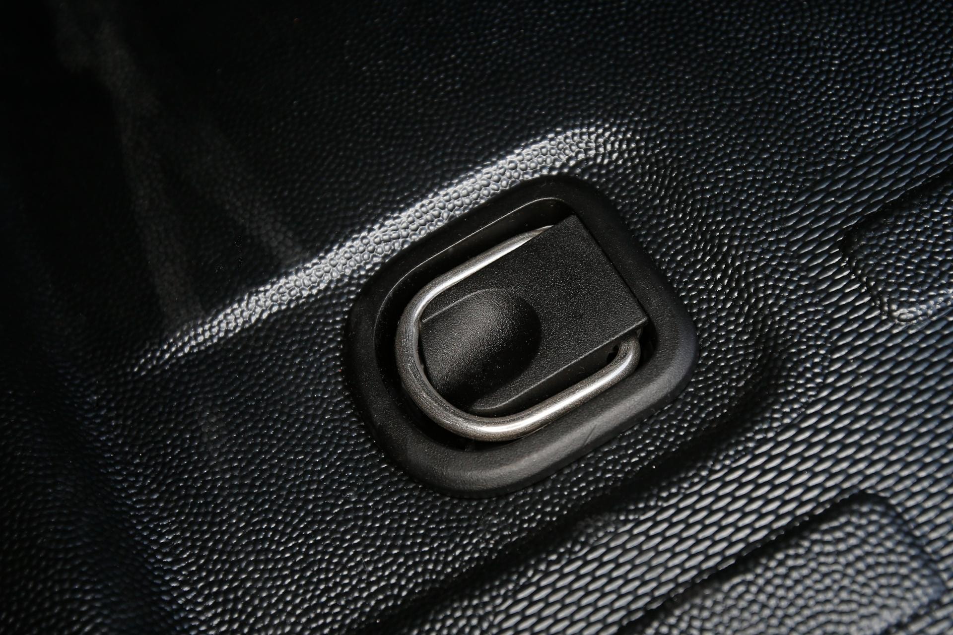 Detalle del anclaje para asientos en la Citroën Jumpy.