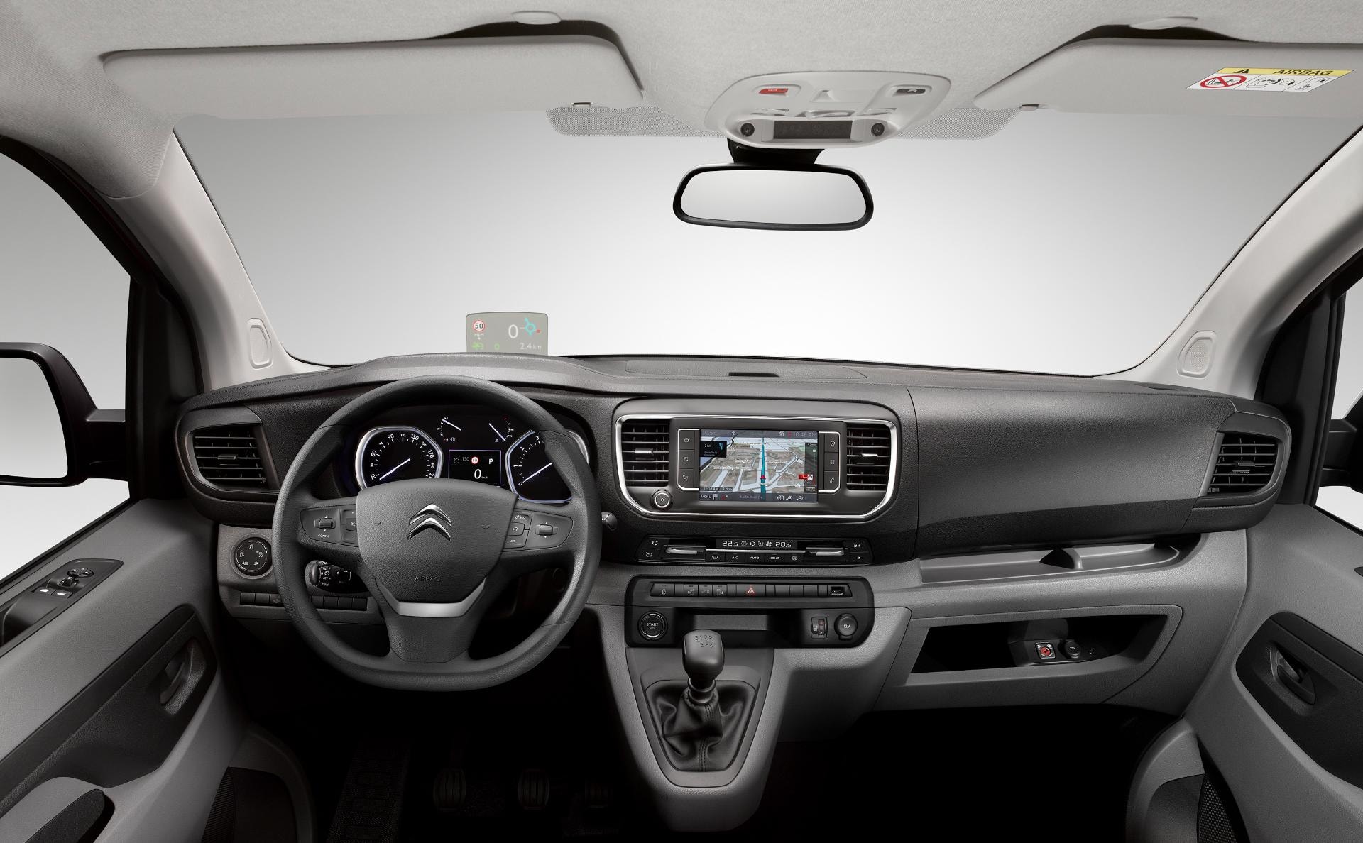 Vista completa del tablero y volante de la Citroën Jumpy en otra perspectiva.