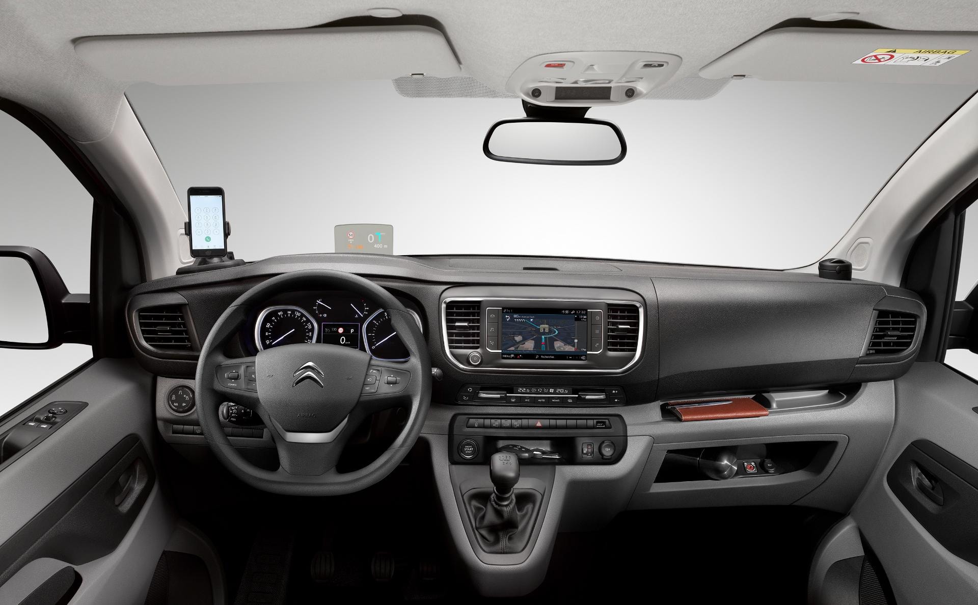 Vista completa del tablero y volante de la Citroën Jumpy.