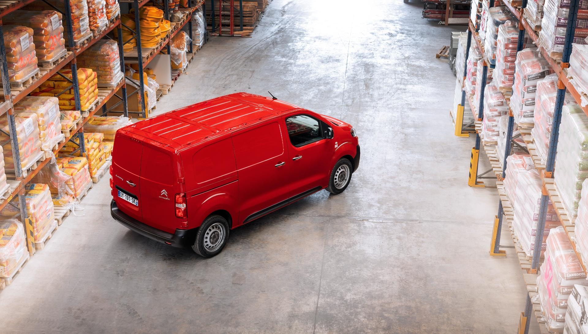 Citroën Jumpy visto desde arriba dentro de un almacén, resaltando su tamaño.