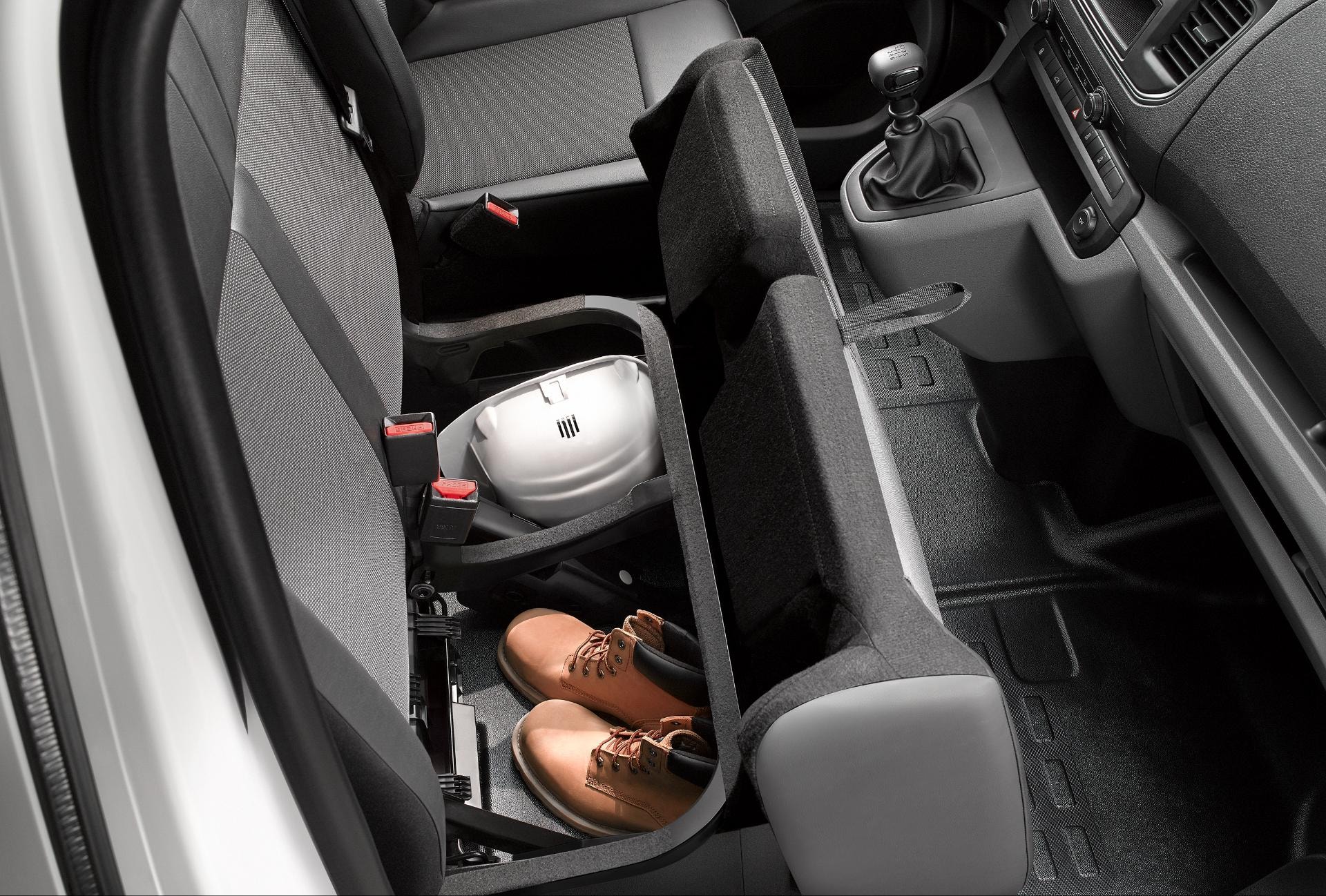 Detalle del almacenamiento en cabina, incluyendo calzado