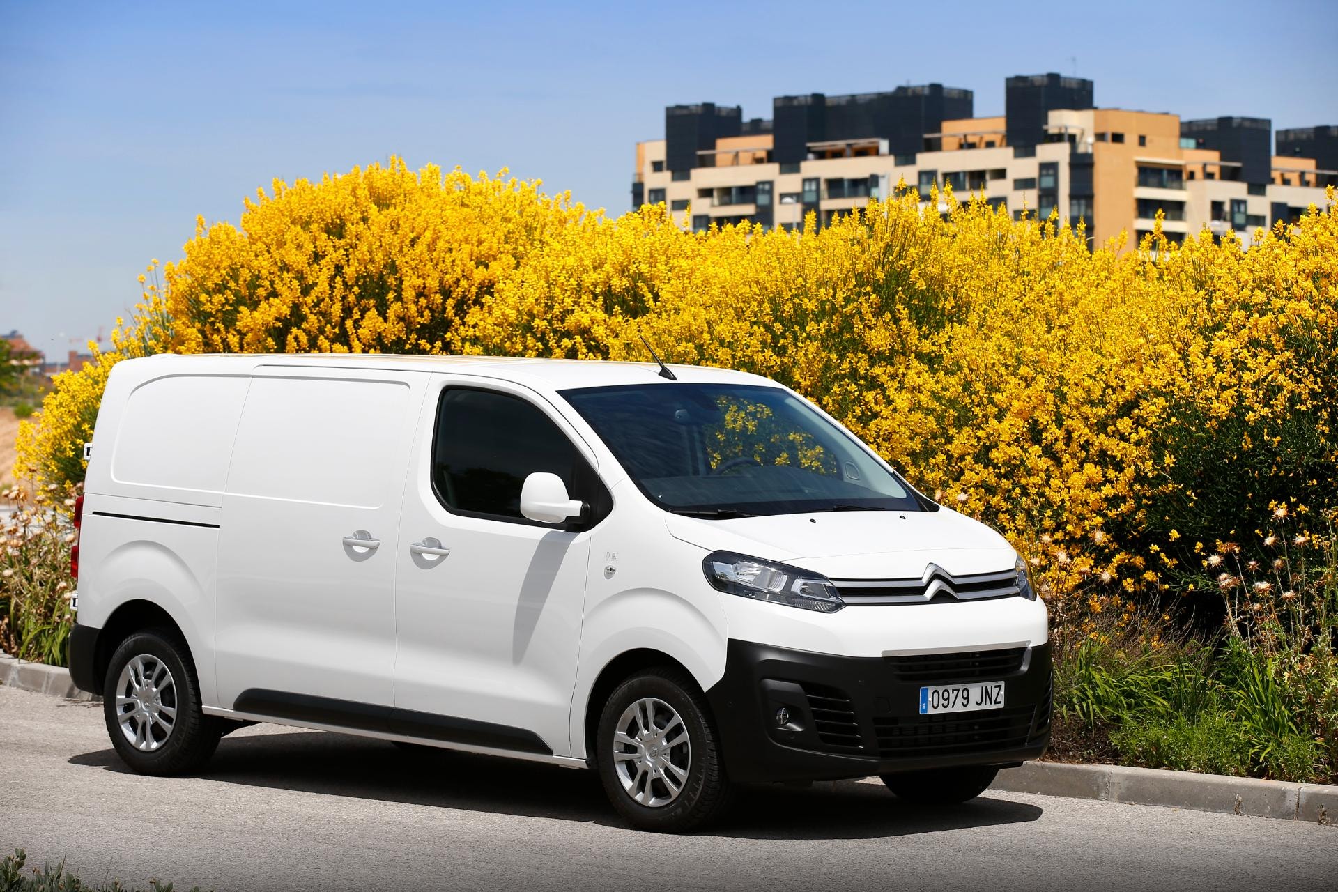 El Citroën Jumpy blanco aparcado en un entorno urbano, demostrando su adaptabilidad al entorno citadino.