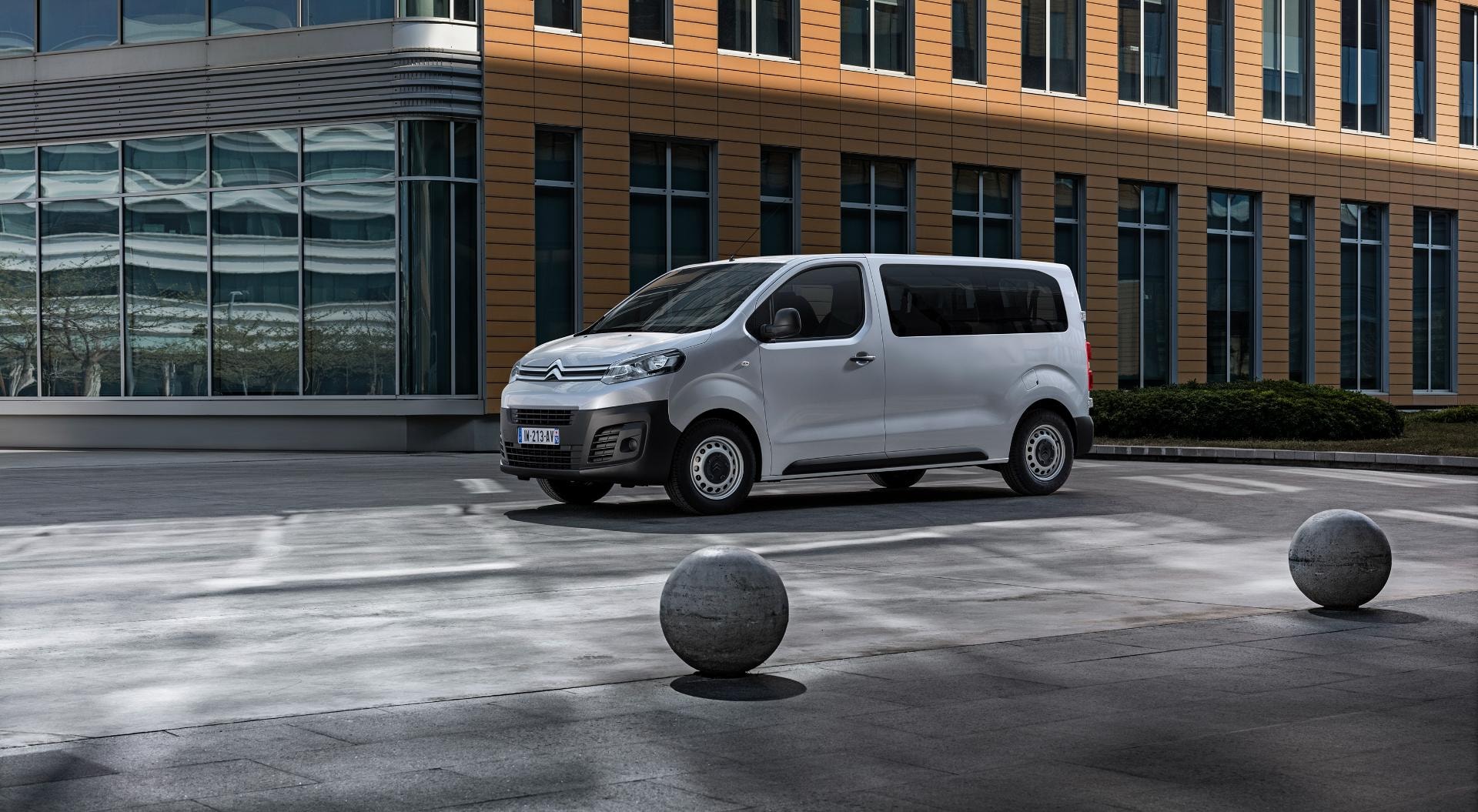 Vista en ángulo del Citroën Jumpy adaptado a entornos urbanos